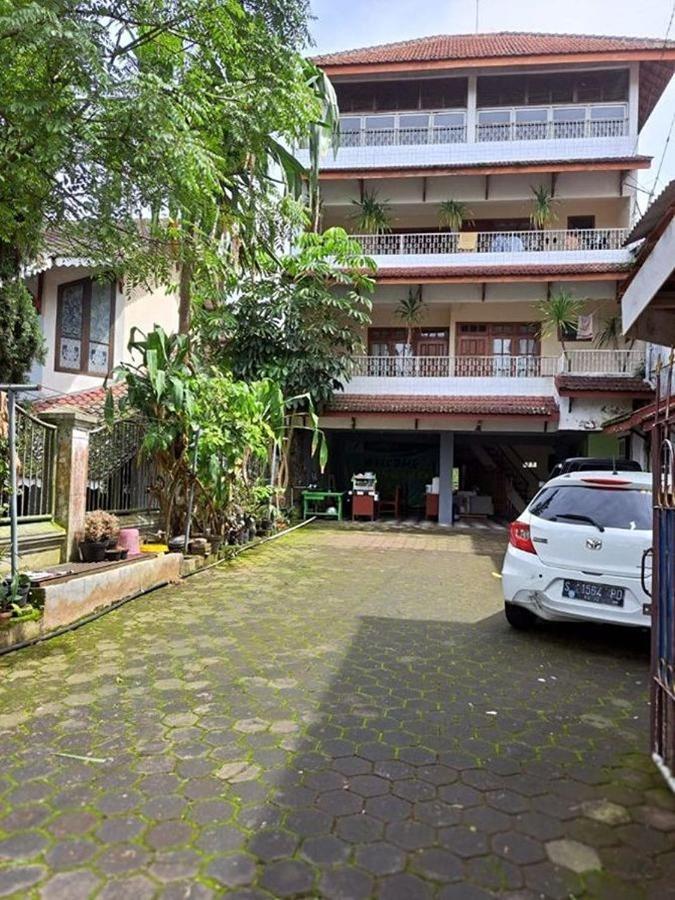 Wisma & Kantin Amanda Mojokerto Exterior foto